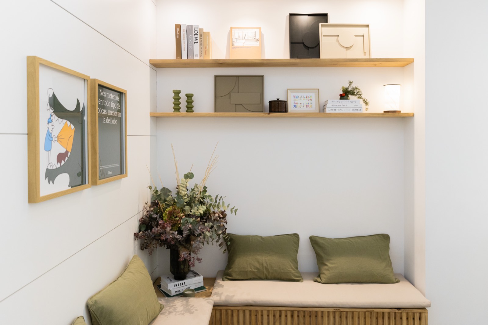 Rincón de lectura con estanterías de madera