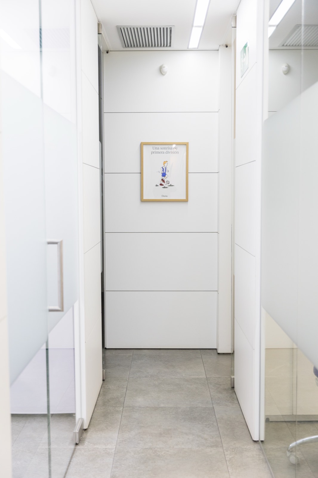Pasillo de acceso a una sala de tratamiento
