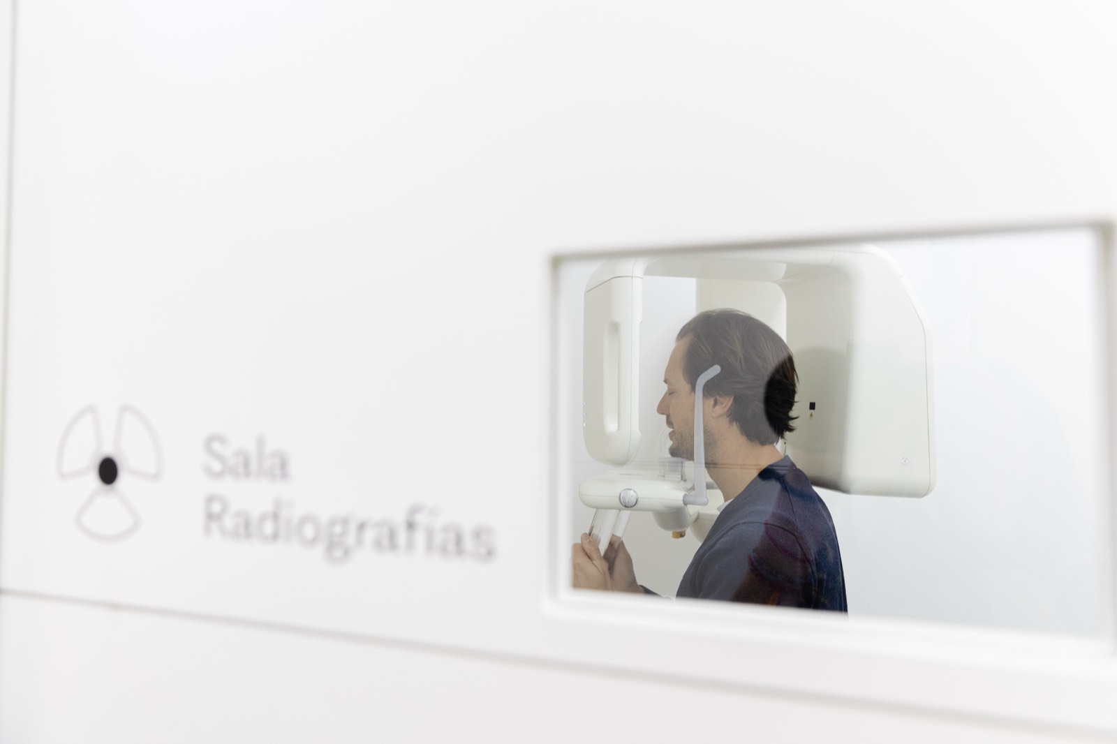 Sala de radiografías con equipo panorámico