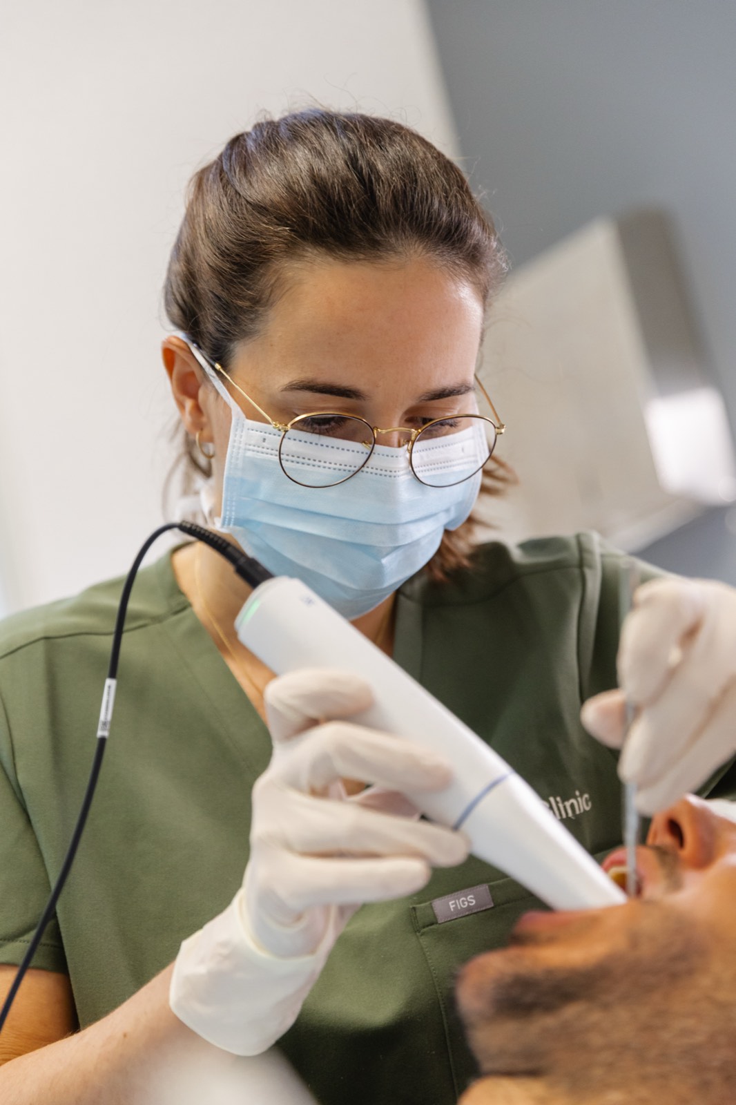Especialista usando el escáner intraoral